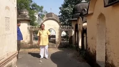 चूरू: झारिया मौरी के पास प्राचीन कन्हैया लाल बागला की छतरी को तोड़ने पहुंची जेसीबी, पुजारी सहित लोगों ने किया विरोध