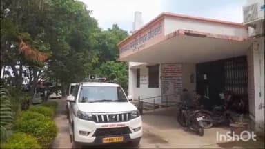 हाथरस: अपर जिलाधिकारी व एसडीएम ने हाथरस एआरटीओ कार्यालय पर की छापेमारी, दो लोगों को हिरासत में लिया