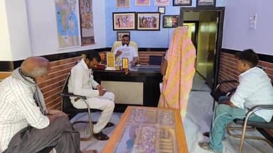 उतरौला: ब्लॉक प्रमुख श्रीदत्तगंज ने अपने आवास शुक्लागंज पर जनता दरबार लगाकर सुनी क्षेत्रवासियों की समस्याएं