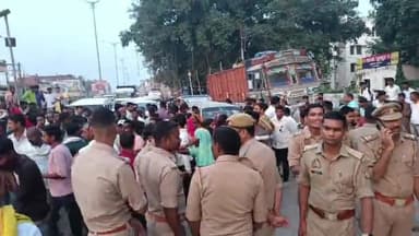 बारा: छोटा कंजासा में मारपीट के दौरान युवक की मौत, परिजनों ने आरोपी के खिलाफ कड़ी कार्रवाई की मांग को लेकर थाने का किया घेराव