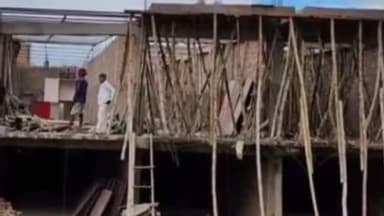 निचलौल: परागपुर गांव निवासी एक व्यक्ति को छत नहीं लगाने देने पर पीड़ित दफ्तरों का चक्कर लगा रहा है