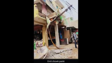 पांकी: ट्रक एक्सीडेंट से पोल गिरा, बिजली के तार अलग-अलग हुए, घटना रात 1:30 बजे की बताई जा रही है