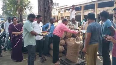 सेलू: कृषी उत्पन्न बाजार समितीच्या मार्केट यार्डमध्ये सोयाबीन खरेदीचा शुभारंभ; ४४०० क्विंटल सोयाबीनची आवक