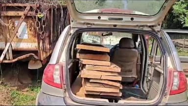 रामानुजगंज: रामपुर जंगल में देर रात वन विभाग ने 15 नग साल चिराग सहित कार को किया ज़ब्त