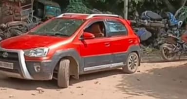 पटना ग्रामीण: मछुआटोली मेहर हॉस्पिटल के समीप कार में बैठी वृद्ध महिला के गले से सोने की चेन छीनकर बदमाश हुआ फरार