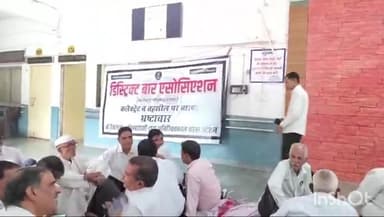 गौतम बुद्ध नगर: ग्रेटर नोएडा के सूरजपुर डीएम कार्यालय के बाहर धरना दे रहे अधिवक्ताओं ने धरना समाप्त किया, डीएम से की मुलाकात