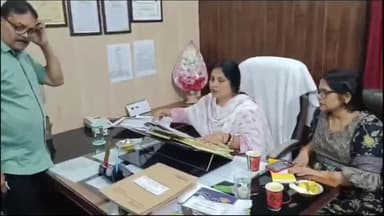 धनौरा: गजरौला नगर पालिका के कर्मचारियों ने धरना प्रदर्शन शुरू किया, जांच के लिए पहुंची एसडीएम