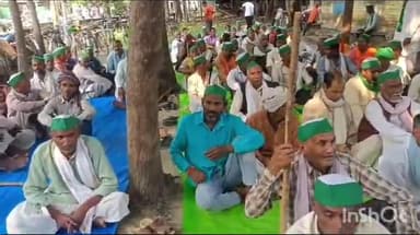 इकौना: तहसील परिसर इकौना में किसानों की 17 सूत्रीय मांगों को लेकर अनिश्चितकालीन धरने पर बैठे किसान यूनियन कार्यकर्ता