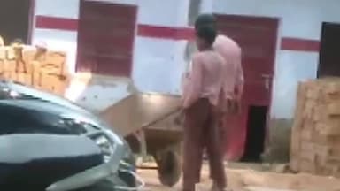 रायबरेली: रघुनाथपुर कटैली में कंपोजिट विद्यालय के स्कूली छात्रों से काम करवाने का वीडियो सोशल मीडिया पर हुआ वायरल