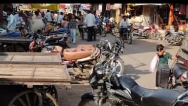 जीरापुर: जीरापुर में बिगड़ी यातायात व्यवस्था और वाहन पार्किंग स्थल का अभाव, आम रास्ते में वाहन खड़े होने से रास्ते सकरे