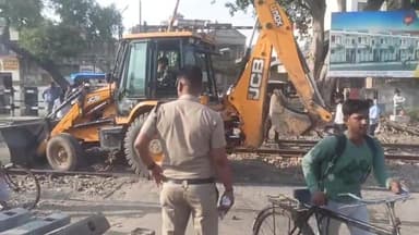 हाथरस: मेंटेनेंस कार्य के चलते बिजली कॉटन मिल रेवले फाटक बंद होने से लोगों को हुई बड़ी परेशानी