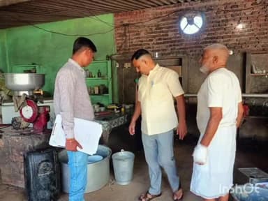 धौलपुर: बकचोलीगांव में 250 किलो दूषित मावा और 40 किलो मिल्क पाउडर कराया गया नष्ट