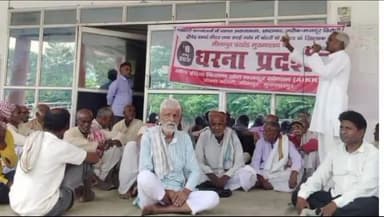मीनापुर: प्रखंड मुख्यालय में ऑल इंडिया किसान खेत मजदूर संगठन के कार्यकर्ताओं ने विभिन्न मांगों को लेकर किया धरना प्रदर्शन