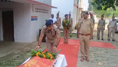 मिर्ज़ापुर: पुलिस लाइन में एसपी अभिनंदन ने पुलिस के जवान की तरह मादा श्वान माया को दिया कंधा, राजकीय सम्मान के साथ दी श्रद्धांजलि