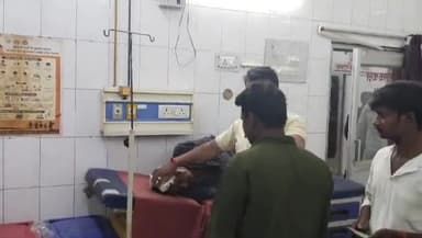मुगलसराय: रामपुर में मनबढ़ों ने एक व्यक्ति को पीटकर गंभीर रूप से घायल किया, जिला अस्पताल में इलाज जारी