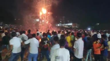 कन्नौज: शहर में रावण दहन के बाद अस्थियां लूटने की सालों पुरानी मान्यता, एसबीएस मैदान में लोग आग में कूद गए