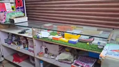 बाढ़: बाढ़ थाना क्षेत्र के स्टेशन रोड स्थित एलआईसी के पास एक मोबाइल दुकान में लाखों रुपए की चोरी