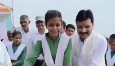 राहतगढ़: ग्राम बिचपुरी स्थित हाई स्कूल में मंत्री प्रतिनिधि अरविंद सिंह राजपूत ने छात्र-छात्राओं को वितरित की साइकिल