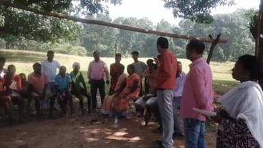 किस्को: प्रखंड में 13 नवंबर को मतदान के लिए हल्दी-चावल देकर मतदाताओं को किया गया आमंत्रित