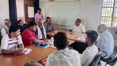 बक्सर: जिले में उर्वरक कालाबाजारी रोकने के लिए दुकानदारों की बैठक, कृषि पदाधिकारी के निर्देश पर