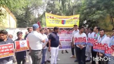 मिर्ज़ापुर: जिलाधिकारी प्रियंका निरंजन ने जिला कलेक्ट्रेट से रक्तदाता जन जागरूकता रैली को हरी झंडी दिखाकर रवाना किया