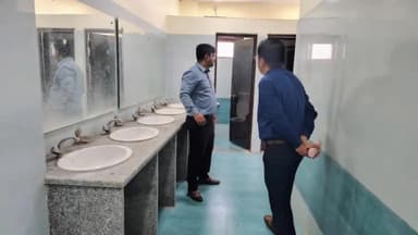 धौलपुर: जिला कलक्टर ने मेडिकल कॉलेज छात्रावास का निरीक्षण किया, छात्रों से बुनियादी सेवाओं पर जानकारी ली