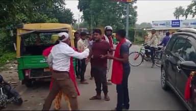 गायघाट: मैठी टोल प्लाजा के पास NH-27 पर कार और बाइक में टक्कर, हाथापाई हुई