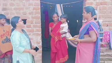 सेन्हा: सेन्हा प्रखंड क्षेत्र के मतदाताओं के बीच हल्दी चावल देकर परंपरागत तरीके से 13 नवम्बर को मतदान हेतु किया गया आमंत्रित।