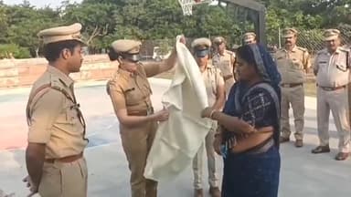 धौलपुर: जिला मुख्यालय स्थित पुलिस लाइन में शहीद पुलिसकर्मियों को दी गई श्रद्धांजलि, एसपी ने शहीदों के परिजनों को किया सम्मानित