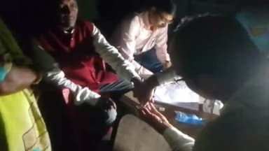 रायडीह प्रखंड के सिलम गांव में फैलेरिया जांच हेतु अपना रक्त सैंपल देकर जांच शिविर का उद्घाटन करते हुए।