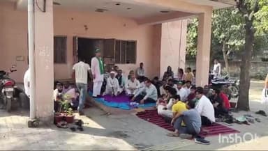 गौतम बुद्ध नगर: ग्रेटर नोएडा के धूम मानिकपुर बिजली घर पर अपनी मांगों को लेकर धरने पर बैठे किसान