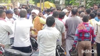 मिर्ज़ापुर: विंध्याचल के एक होटल में मिले सफाई कर्मी युवक के शव के मामले में परिजनों ने पोस्टमार्टम हाउस पहुंचकर हत्या का लगाया आरोप