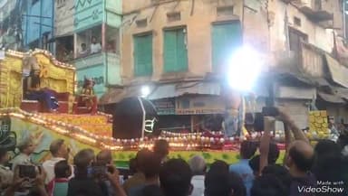 मिर्ज़ापुर: श्री रामलीला पुरानी दशमी पंचायती का ऐतिहासिक भरत मिलाप देखने के लिए उमड़ी भीड़, चौबे टोला से निकाली गई मनमोहक झांकियां