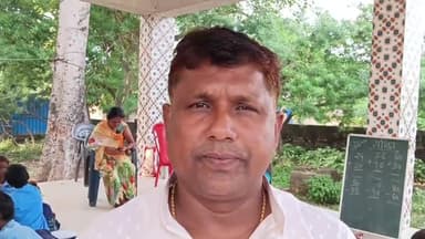 उदवंत नगर: न्यू प्राथमिक विद्यालय कुढ़वा टोला के बच्चे भवन के अभाव में काफी लम्बे समय से मंदिर परिसर में पढ़ने को मजबूर