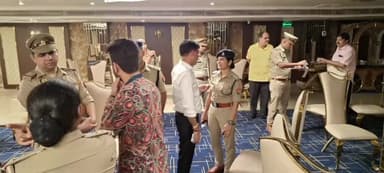 मेरठ: नौचंदी थाना के गढ़रोड पर नामचीन होटल में पुलिस ने की छापेमारी, होटल में चल रहा था कसीनो, विदेशी लड़कियां भी मिलीं