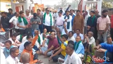 हाथरस: अलीगढ़ रोड मंडी के बाहर भारतीय किसान यूनियन ने अपनी 5 मांगों को लेकर किया प्रदर्शन, ओसी कलेक्ट्रेट में सौंपा ज्ञापन