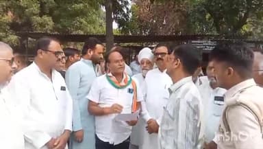 रायबरेली: कलेक्ट्रेट में कांग्रेसियों ने बनारस के डॉ संपूर्णानंद स्पोर्ट कॉलेज का नाम बदले जाने पर पीएम मोदी का किया विरोध