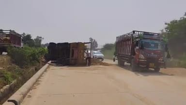 बूंदी: एनएच 52 पर रामगंज बालाजी के पास अवैध काली बाजरी से भरा ट्रेलर पलटा