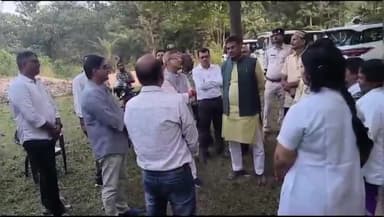 गायघाट: बेरुआ उप स्वास्थ्य केंद्र का पूर्व उद्योग मंत्री ने किया निरीक्षण, टीबी मुक्त पंचायत बनाने पर मुखिया को दी बधाई
