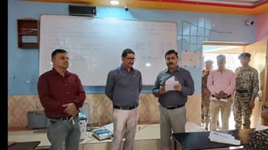 हज़ारीबाग: उप विकास आयुक्त ने मतदान कर्मियों के प्रशिक्षण का किया निरीक्षण