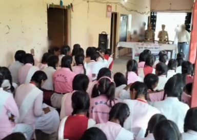 कैंपियरगंज: कैंपियरगंज तहसील के चौराहा कस्बा स्कूलों में मिशन शक्ति पेज 5 के तहत महिलाओं और बालिकाओं को किया गया जागरूक