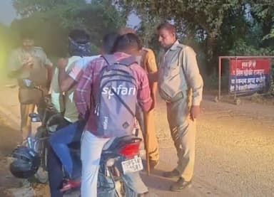 मुगलसराय: जिले के विभिन्न थाना क्षेत्रों में अस्थाई बैरियर लगाकर मनचलों और खुले में शराब पीने वालों के खिलाफ की गई कार्रवाई