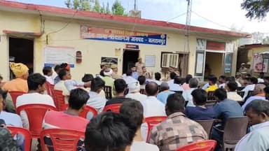 उतरौला: एसडीएम सीओ की अध्यक्षता में आगामी त्योहारों को लेकर श्रीदत्तगंज थाना परिसर में पीस कमेटी की बैठक आयोजित की गई