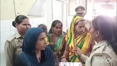 हाथरस: जिला महिला अस्पताल में यूपी के डीजीपी के निर्देशानुसार पुलिस ने त्यौहार को देखते हुए महिलाओं को किया जागरूक