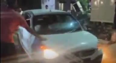 ग्वालियर गिर्द: ग्वालियर के झांसी रोड पर अनियंत्रित होकर पलटी कार, वीडियो हुआ वायरल