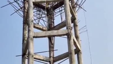 बारा: कूडी गौहानी गांव में जल निगम योजना के तहत पानी टंकी पर जान जोखिम में डालकर कार्य कर रहे मजदूर, वीडियो वायरल