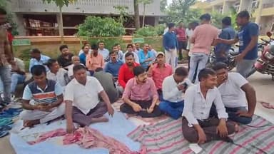 पूर्णिया पूर्व: चार सूत्री मांगों को लेकर 102 एंबुलेंस कर्मी पिछले चार दिनों से जीएमसीएच में धरना दे रहे हैं