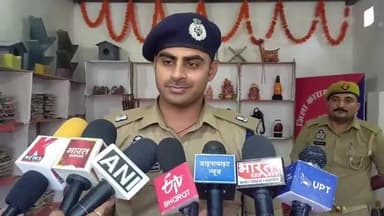 रायबरेली: रायबरेली जेल में दीपावली पर्व पर जेल अधीक्षक ने बंदियों द्वारा निर्मित मिट्टी और गोबर के बर्तन की दुकान का किया अवलोकन