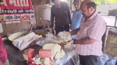 सुनेल: ढाबला खींची चौराहे पर खाद्य सुरक्षा विभाग की टीम ने करीब 50 किलो फंगस युक्त मावे को किया नष्ट