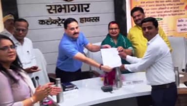 हाथरस: नवनियुक्त ग्राम पंचायत अधिकारियों और ग्राम विकास अधिकारियों को विधायक व भाजपा जिलाध्यक्ष ने वितरित किए नियुक्ति पत्र